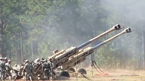 US Army Demonstrate CH47 Airlifting M777 Artillery To Indian Army