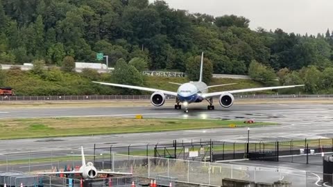 Boeing 777X making a 180° turn
