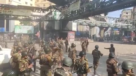 Bangladesh Army Helping Students Protest at Mirpur 10 Dhaka