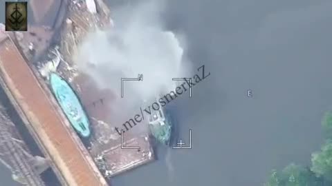 Russian artillerymen hit a Ukrainian tugboat with an accurate shot