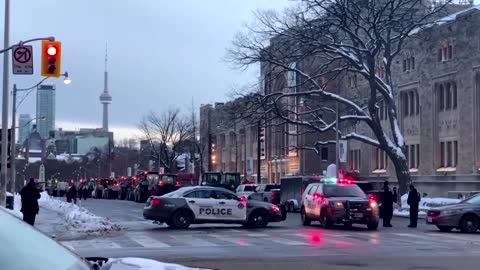 Truckers protesting vaccine mandate snarl Toronto traffic