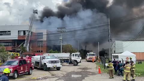 Grave incendio se registra en una fábrica de colchones en Bogotá
