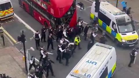 England: Police attacked as groups of Eritreans and Ethiopians turn the streets into a battleground