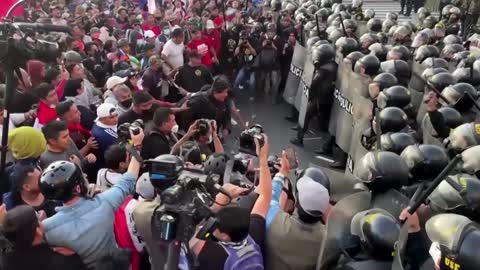 Tear gas clears pro-president protesters in Peru