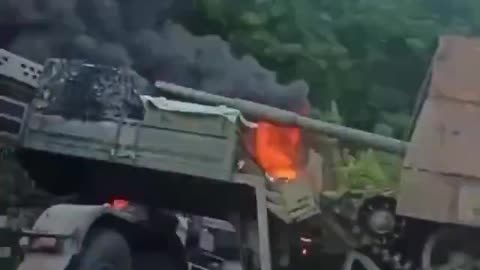 🔥 In Russia, a military truck carrying a "barbecue tanker" caused a large-scale