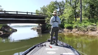 Fishing LIVE Crickets for Spawning Bluegill (Ultra Light Tackle)