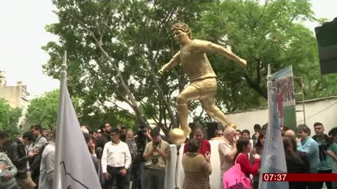 Diego Maradona's golden statue + others (Argentina/(Global)) - BBC News - 1st November 2018