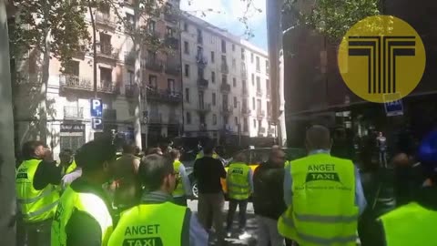 Taxistas de Barcelona se concentran frente al hotel Barceló Raval
