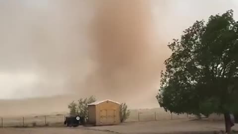 Massive Dust Devil Merges in Sky After Sprouting From Land in New Mexico