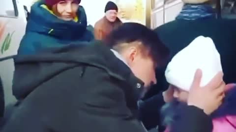 Man in tears while sending off daughter leave netizen emotional