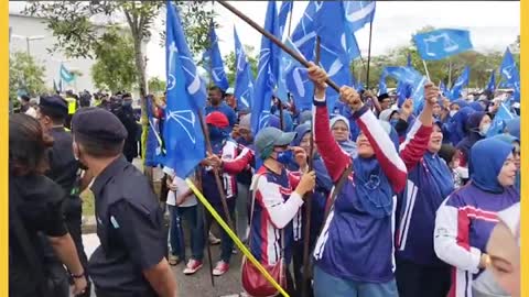 Suasana tegang antara penyokong PN, BN dengan laungan penyamun, katak