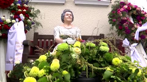 Expats in Europe watch the Queen's funeral