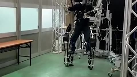 Huge robot exoskeleton imitates human movement #Shorts