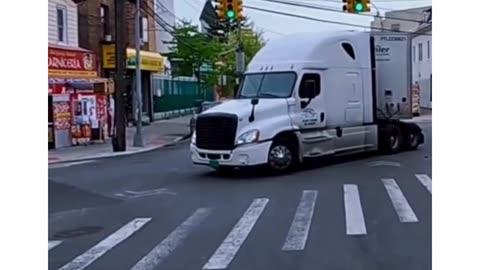 Green Light Trap: Semi Truck Blocking Intersection - Safe Driving Tips