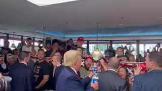 realDonaldTrump passing out Blizzards to crowd at local Iowa Dairy Queen🍦