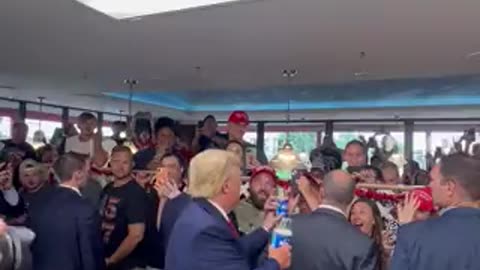 realDonaldTrump passing out Blizzards to crowd at local Iowa Dairy Queen🍦