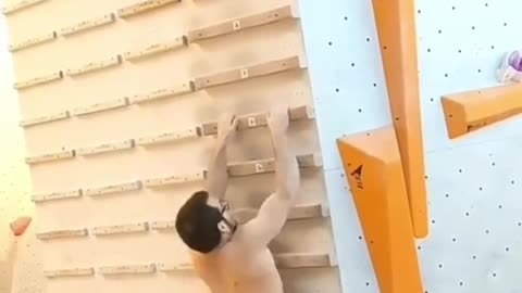 Climber is impressive 😮‍💨 (alessandro_santoniIG) #climbingtraining #climbingwall #nodaysoff