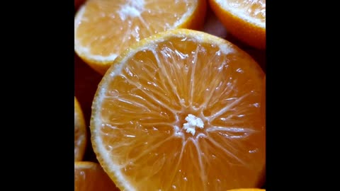 Cutting and Juicing navel orange