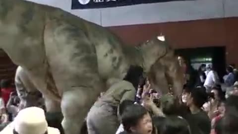 Spettacolo 'Dino a Live' in #Giappone 😱 🦖