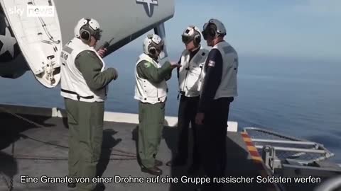 Abwurf einer Granate von einer Drohne auf eine Gruppe russischer Soldaten durch einen Bediener der