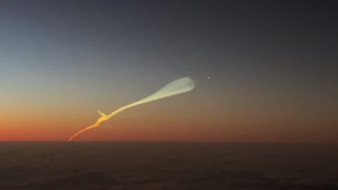 Airplane Captain Captures SpaceX Falcon Heavy Launch During Flight