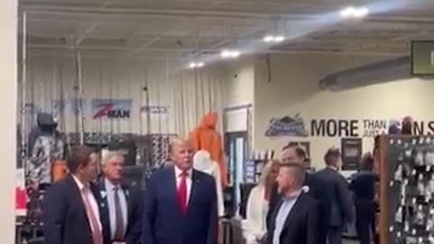 "WOW!" — TRUMP TOURS PALMETTO STATE ARMORY GUN SHOP IN SOUTH CAROLINA