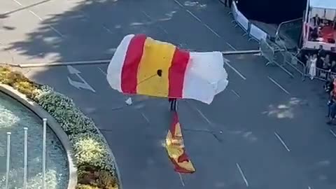 12-O| La cabo María del Carmen Gómez Hurtado porta la bandera en paracaídas (2)