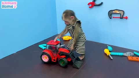 Smart BiBi helps dad fix the car