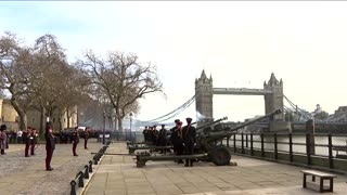 Royal gun salute marks Queen Elizabeth's 70-year reign