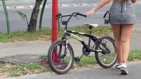 La súper bicicleta 🚴 sorpresa (broma) miren las modelos #viral #bromas