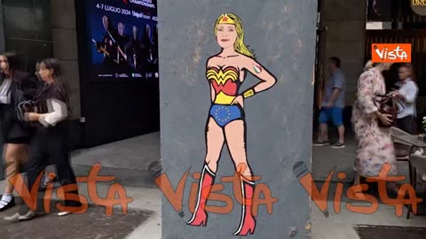 NOTIZIE DA MERDALIA💩Lady Aspen Merdoni detta Giorgia diventa Wonder Woman,il murale fatto a Milano con gli slip dell'Unione Europea e la fiamma tricolore italiana tatuata al braccio..i politici fanno benissimo a prendere per il culo gli italiani