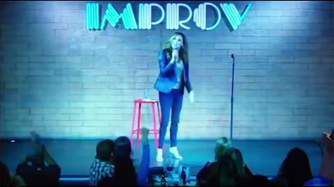 Comedian Heather McDonald collapses right after pro-vax joke 7th Feb