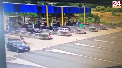 Uznemirujuća snimka: Vozač BMW-a bez usporavanja naletio na Škodu na Sv. Heleni