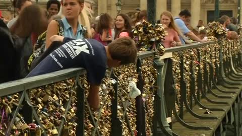 "Love locks" cause rail collapse on Paris bridge