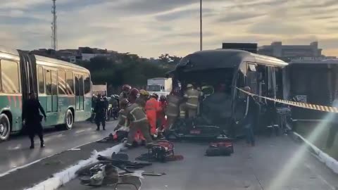 Pelo menos 26 pessoas ficam feridas em acidente com dois ônibus, em BH