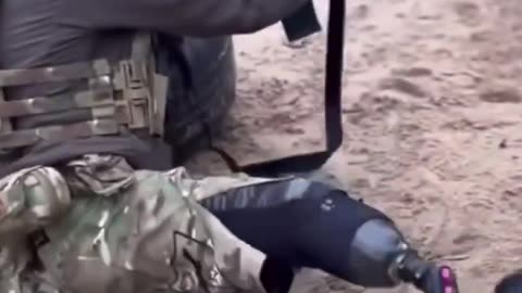 🇺🇦A Ukrainian soldier, despite losing his leg in the war, insisted on returning to