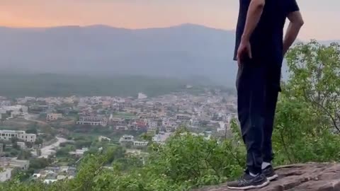 Imran Khan on a Hike, Witnessing Sunset Video Goes Viral