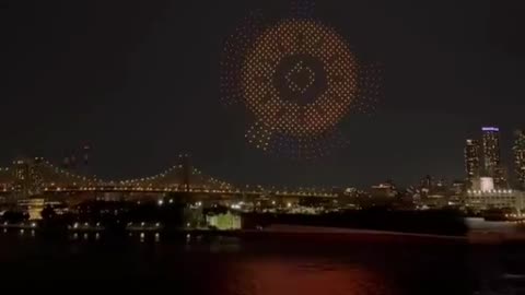 La ONU mostró símbolos globalistas sobre la ciudad de Nueva York utilizando ejército de drones