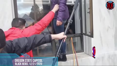 Patriots And Police Clash As They Try To Gain Entry To Oregon State Capitol Building HT Black Rebel