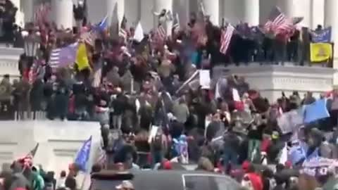Pro-Trump protesters stormed the Capitol over the electoral college vote count😱😱😱😱😱