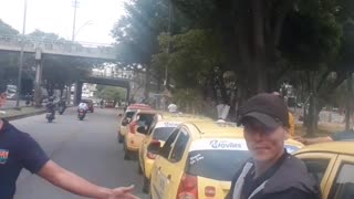 Plan ‘tortuga’ de taxistas en varios puntos del área metropolitana.