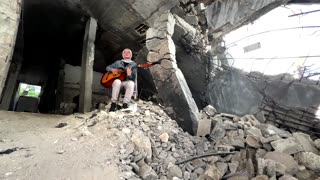 Medical student plays music for Gaza's children