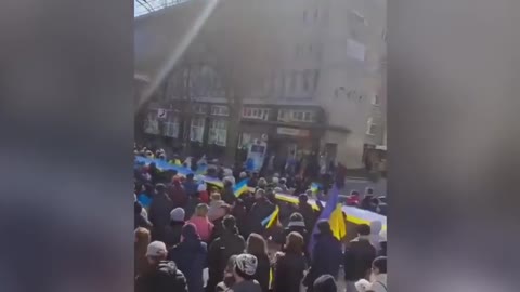 I festeggiamenti di Kherson dopo la liberazione un fiume di persone invade il centro città