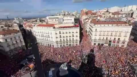 Thousands of Spanish patriots gather for an anti socialist protest. 🇪🇸