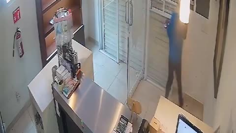 Stupid thief get closed in a shop by owner