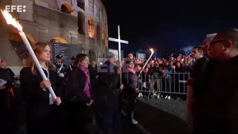 Los cristianos celebran el Via Crucis del Coliseo con el papa ausente