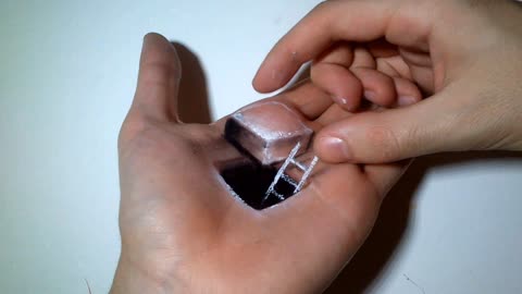 Artist creates realistic 3D hole illusion in his hand!