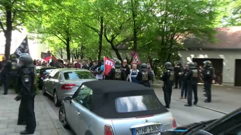 Linker zieht Hintern blank - Antifaschistischer Schutzwall in München gegen AfD