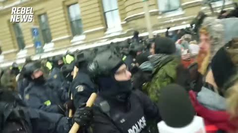 Canada deploying paramilitary tactics on legal demonstrations!