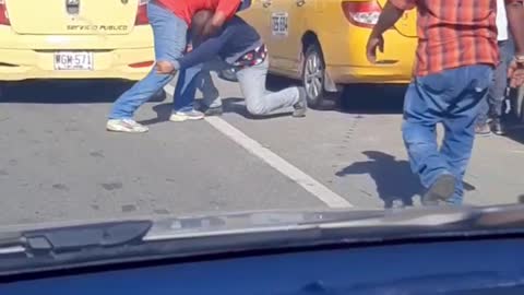 Taxistas pelean en plena vía